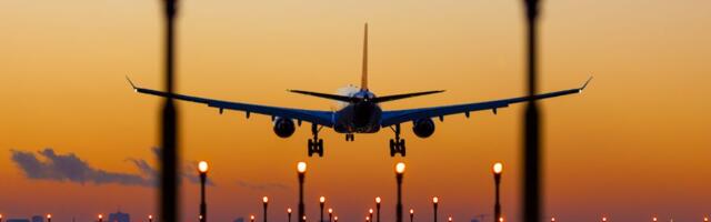 OVAKAV SUDAR JOŠ NISTE VIDELI! Avion prilikom sletanja zakačio kombi i razneo ga! Snimak je zastrašujuć!