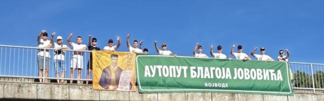 "Autoput Blagoja Jovovića": Mladi razvili transparent povodom praznika Svetog Vukašina Jasenovačkog (FOTO)