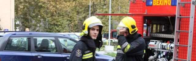 Teška saobraćajka kod Surčina: Sudarili se kombi i kamion, vatrogasci izvlačili povređenog