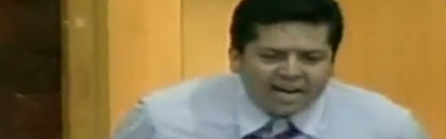 Poslanik se skinuo GO u parlamentu: Svi su se smejali iako je motiv bio tužan (VIDEO)
