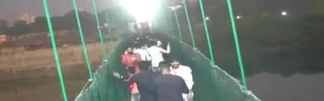 Sigurnosna kamera snimila trenutak rušenja mosta u Indiji, mladi su ga namjerno ljuljali