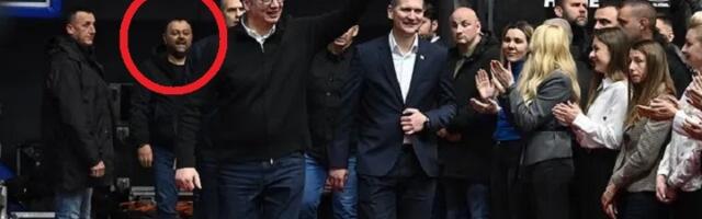 Član SNS koji je NAPAO STUDENTE ispred FDU - U PRATNJI Aleksandra Vučića