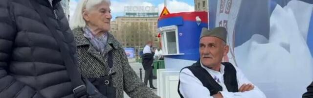 "USTAJ MALA ZORA SVIĆE": Gospođi iz Kraljeva zapevali pesmu - prelepa scena na svenarodnom skupu (VIDEO)