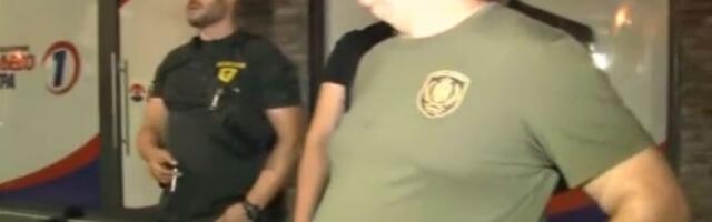 Incidenti ispred prostorija SNS: Maskirani muškarci iz naprednjačkih prostorija gađali građane jajima, razbijen stranački izlog (VIDEO)