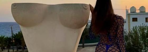 ZADNJICA U PRVOM PLANU, MREŽASTA HALJINA SVE OTKRIVA! Poznata teniserka pozirala na plaži, pa ATRAKTIVNIM fotkama zasenila sve! Muškarcima popadale vilice! FOTO