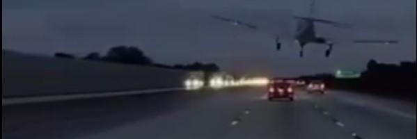 AVION "UZJAHAO" AUTOMOBIL NA AUTO-PUTU: Pogledajte kako je letelica pala na Floridi (VIDEO)