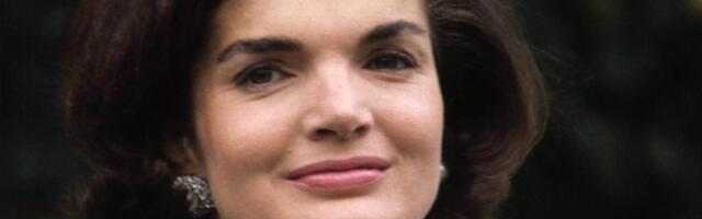 Slike gole Džeki Kenedi prenerazile svet: Njen bujni žbun krasio je sve novine i obrukao porodicu, a evo ko je "namestio"