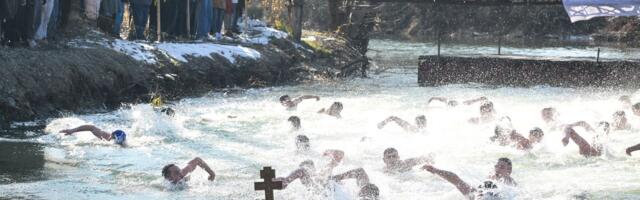 Gašić prisustvovao plivanju za Časni krst u selu Šavrane