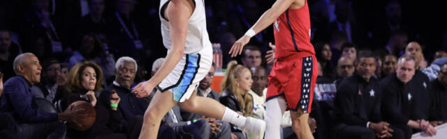 Barak Obama ukrao loptu Nikoli Jokiću: Srbin se zaleteo, umalo zgazio bivšeg predsednika Amerike (VIDEO)