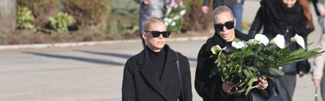 Nataša i Kristina Bekvalac na sahrani Tatjane Ječmenice: U rukama nose bele kale (VIDEO)