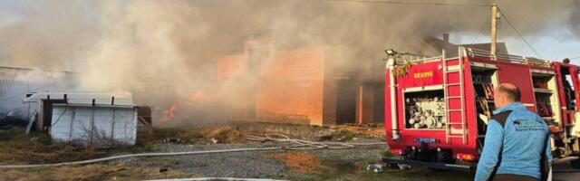 Gori domaćinstvo u selu kod Šapca: Četiri tima vatrogasaca se bori sa vatrenom stihijom (VIDEO/FOTO)