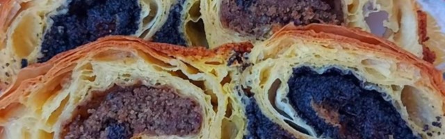 Dvobojna štrudla je spoj dve koje najviše volite - sa jedne strane orah, sa druge mak