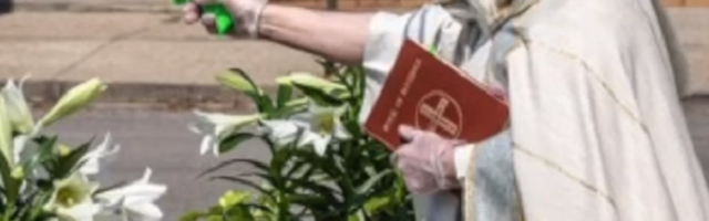 Svetom vodicom iz pištolja na vernike (VIDEO)