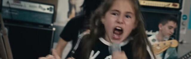 Devojčica "praši" Sliknotovu pesmu "The Heretic Anthem"