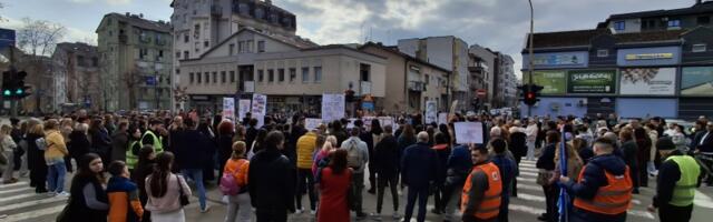 Kragujevčani četvrti dan zaredom na 15 minuta blokirali raskrsnicu kod  Uzora  i odali poštu žrtvama novosadske tragedije (FOTO)