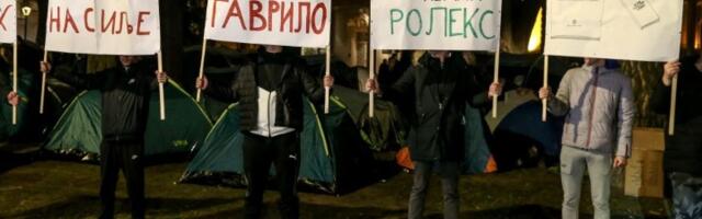 "Kako majka pumpa šamar sinu jer je ćaci": Snimak sa blokada širi se brzinom svetlosti (VIDEO)