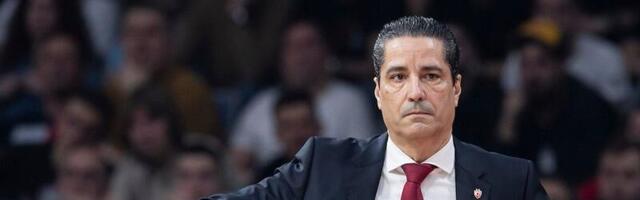 Flašom na Sferopulosa! Zvezdin trener za dlaku izbegao projektil sa tribine! (VIDEO)