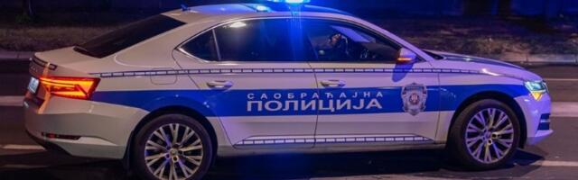Vozilo saobraćajne policije pokušalo da prođe kroz blokadu u Bulevaru