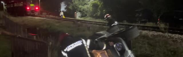 HOROR U LOZNICI! Voz pokosio automobil – auto završio u kanalu! (VIDEO)