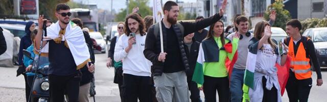 Policija zaustavila kolonu studenata kod Kosjerića, traže da se pretrese kombi koji ih prati