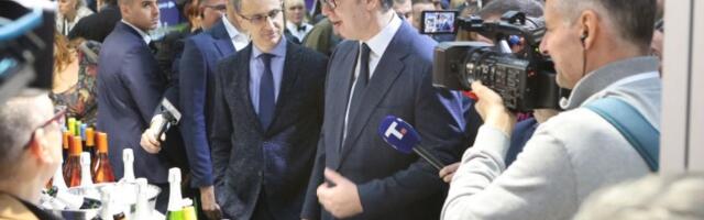 "Ajde, Đuro, na eks": Vučić naređuje, Macut pije - scena kao iz "Srećnih ljudi" (VIDEO)