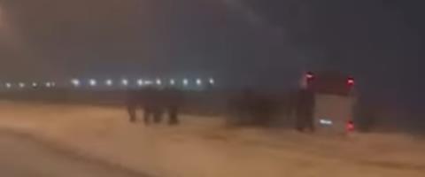 MAKEDONSKI AUTOBUS SLETEO SA PUTA KOD DOBANOVACA: Završio u kanalu, vozač drugog autobusa odmah stao da pomogne (VIDEO)