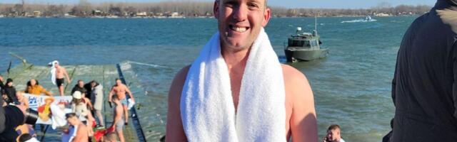 Daniel je prvi Amerikanac koji je plivao za Časni krst! Hrabro skočio u Zemunu, hladnoća mu ništa nije mogla