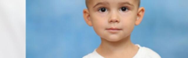 Kad pogledate dete na slici, jasno vam je, ne možete da ostanete nemi: Lazar ima tumor i mora na operaciju