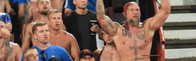 Albancima pala zastava u Varšavi! Poljski huligani je bacili na pod, pišu poruku "Kosovo je Srbija"