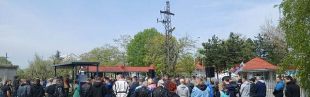 FOTO: Građani ispred zatvora na skupu podrške aktivistima Zborova Novog Sada, uložena žalba na pritvor