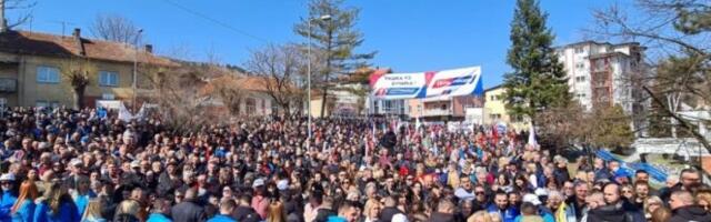 RAŠKA JE UZ VUČIĆA! Veliki broj građana čeka predsedničkog kandidata SNS Aleksandra Vučića!