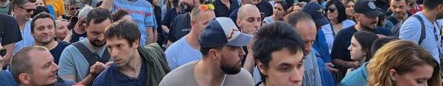 Desničari napali čoveka na protestu!