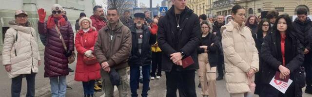 FOTO, VIDEO: Zrenjaninci i danas odali poštu nastradalima na Železničkoj stanici