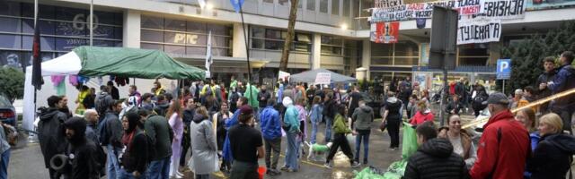 Blokaderi i danas ispred RTS: Ni ovog jutra nije emitovan jutarnji program na javnom servisu