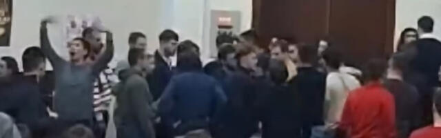 „Рат блокадера“ на Правном факултету: Пленум прешао у свеопшти хаос (видео)