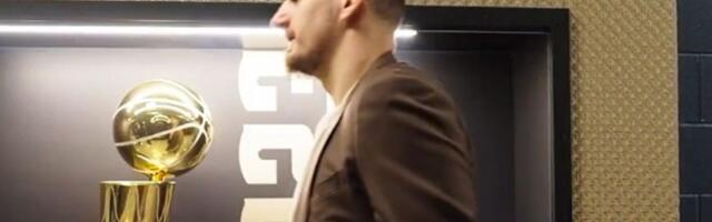 Nikad moćniji ulazak Nikole Jokića pred NBA meč: Obukao se kao gospodin, pa prošao pored šampionskog trofeja