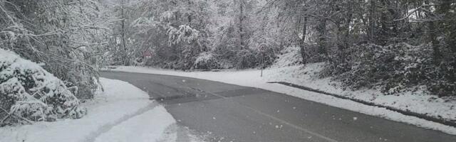 MUP: Opasnost od leda i poledice na putevima zbog snega i niske temperature