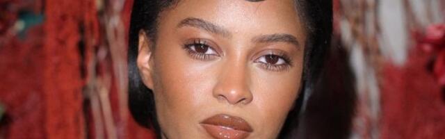 Zapalila crveni tepih: Rijaliti zvezdi kroz mrežu sevale bradavice - publika zanemela od šoka (FOTO)