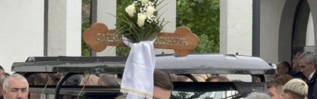 CELA ESTRADA U SUZAMA NA SAHRANI SAŠE KATANČIĆA: Ove scene KIDAJU DUŠU, pogledajte ko se sve pojavio! (VIDEO)