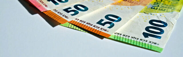 Средњи курс динара за евро данас 117,4269, за долар 100,1167