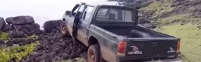 Svašta je preživeo kip na Usrkšnjim ostrvima, ali njega nije (VIDEO)