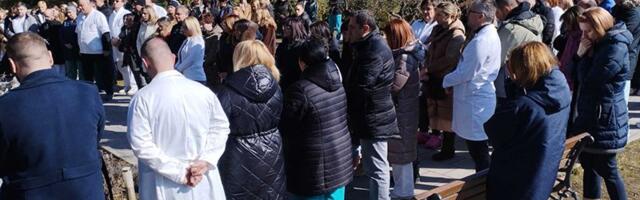 Peto okupljanje ispred Zdravstvenog centra