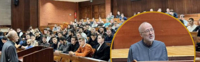 HAOS NA BOGOSLOVSKOM FAKULTETU! Dekan tvrdi: “Ispred zgrade su osobe u uniformama i agresivni pojedinci!”