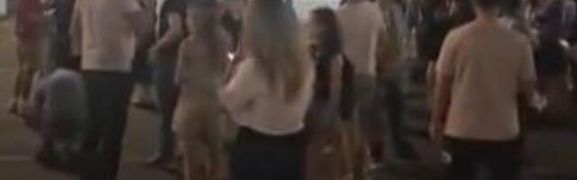 Građani ispred policije na Novom Beogradu: Traže informacije gde je odveden student (VIDEO)