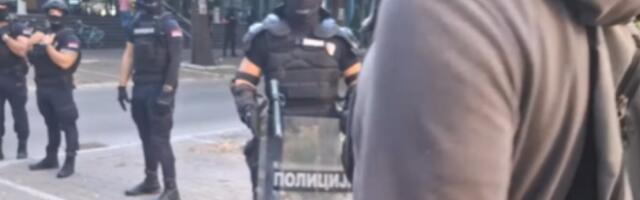 Ironija života: Policajcu ispred suda ISPAO PENDREK, a ko mu ga je BACIO nazad... (VIDEO)