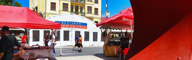 Počela Roštiljijada u Leskovcu, pljeskavice po 400 dinara već se prodaju