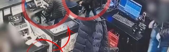 POGLEDAJTE SNIMAK NEVEROVATNE PLJAČKE NA PALILULI! Razbojnik upao u kladionicu i oteo sav novac! Niko nije smeo da reaguje! (VIDEO)