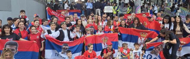 VIJORE SE SRPSKE ZASTAVE - EUFORIJA RASTE! Ludnica ispred Rod Lejver Arene - Novakovi navijači zapalili atmosferu pred veliko finale!