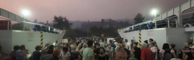Srbi u panici beže na trajekte i evakuišu se iz Grčke - vetar nosi vatru ka plažama na Eviji