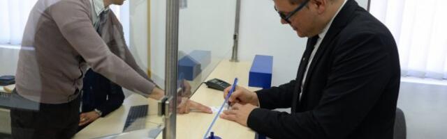 LJUDI BESNI, DA BI DOŠLI DO SVOG SEFA U BANCI ČEKAJU POLA SATA I VIŠE! Kad naplaćaju papreno, onda i nek me usluže!